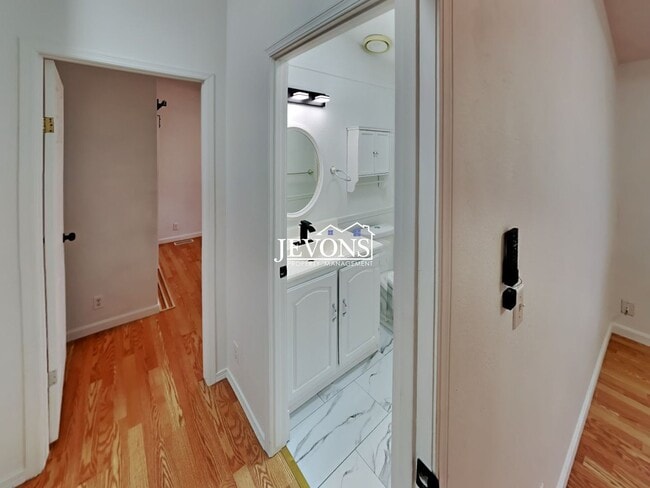 Building Photo - Comfortable Selah Residence with Open Living Space and Easy Commuter Access