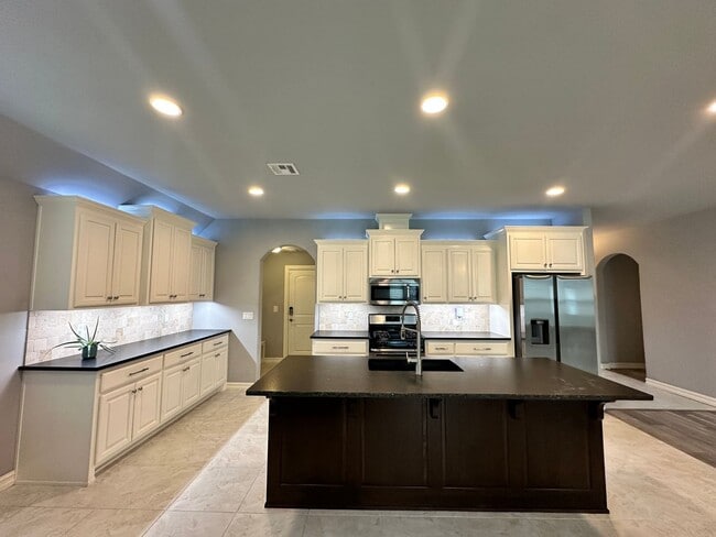 Building Photo - 3 bed, 2 bath -Aspen Pond