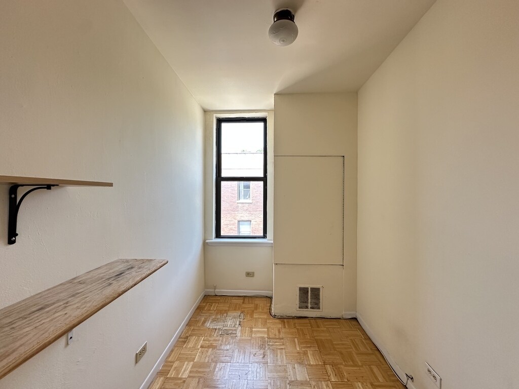 Building Photo - 3147 W Medill Ave