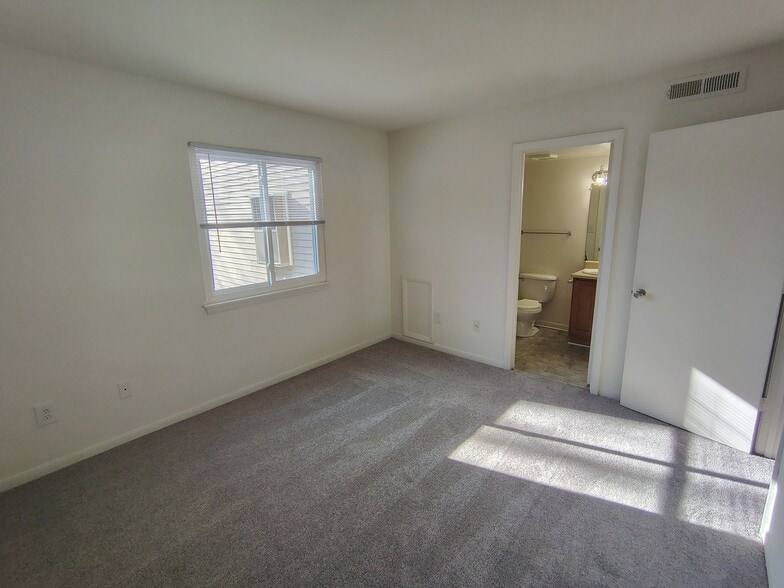 Building Photo - 600 Reusens Rd