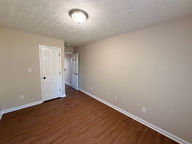 Building Photo - 223 Ridgewood Dr