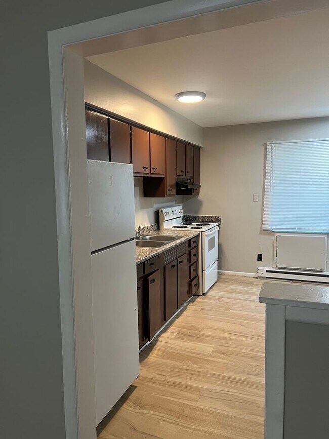 Building Photo - 6111 Laurel Hall Dr