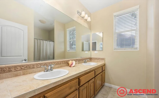 Building Photo - 5 Bedroom | 3 Bathroom House — Bakersfield (93314)