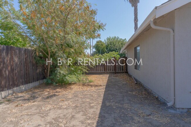 Building Photo - 435 Palm Cir