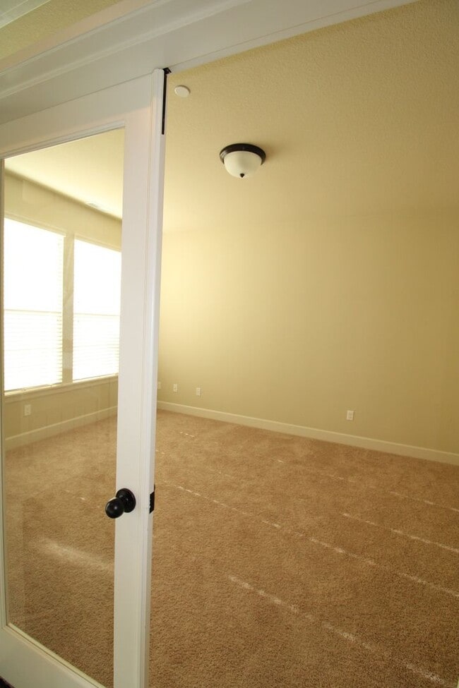 Building Photo - WELL MAINTAINED, BEAUTIFUL 5 BR HOME IN THE CAMAS HILLS!