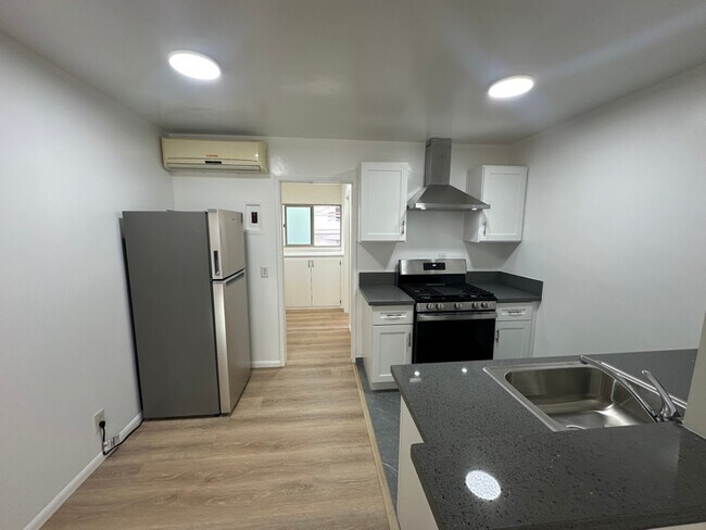 Building Photo - 1262 Granville Ave