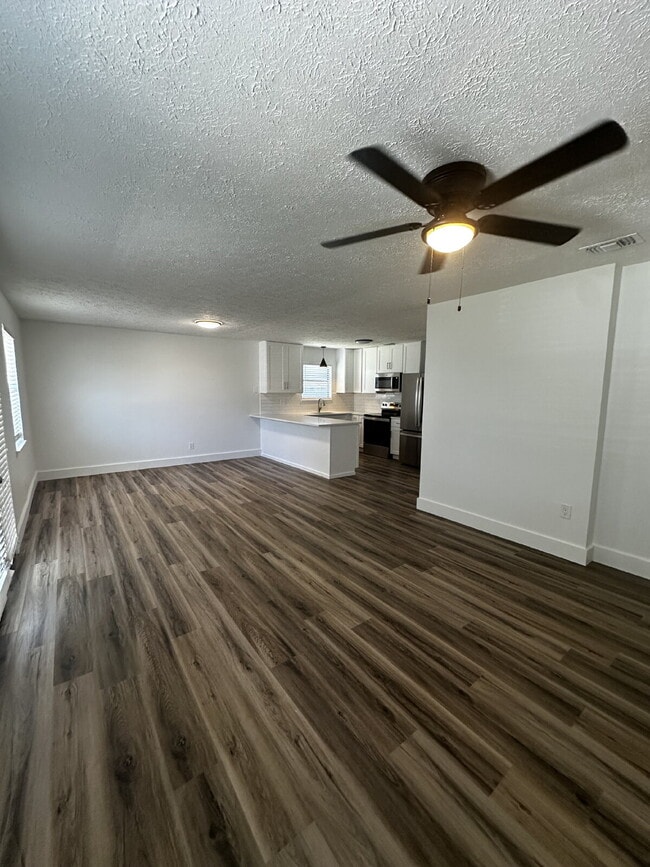 Building Photo - 615 Gardenia St