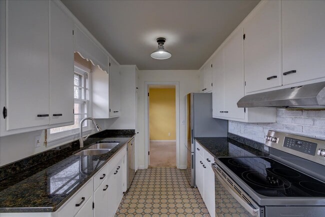 Building Photo - 714 N Meadow Ln