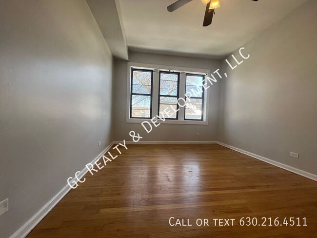 Building Photo - ***LOGAN SQUARE / 2 BDRM / SS APPL INCL / ...