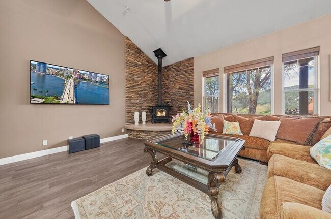 Building Photo - Furnished 4BR Mountain View Home with Garage