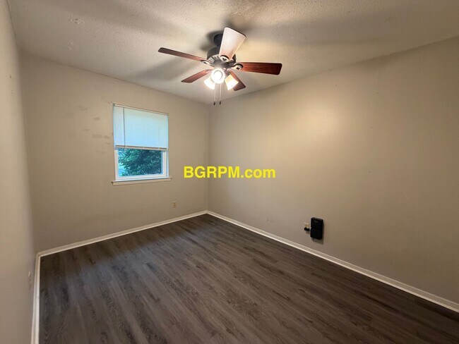 Building Photo - 3 BD 1.5 BA