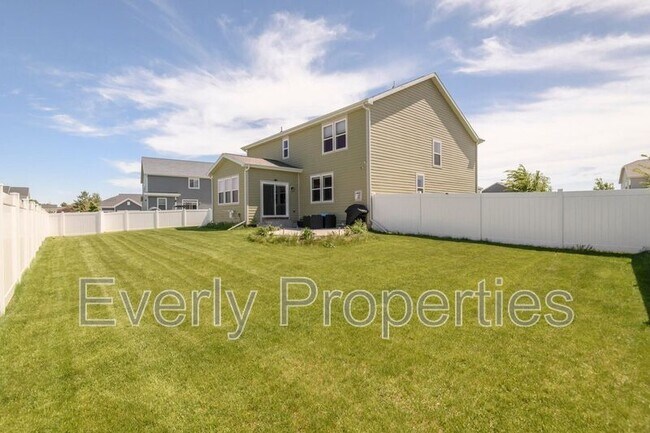 Building Photo - W242N5663 Simona Dr