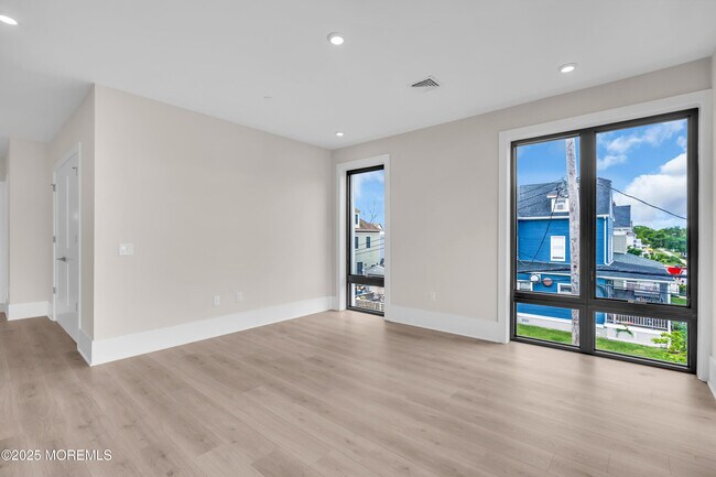 Building Photo - 218 3rd Ave
