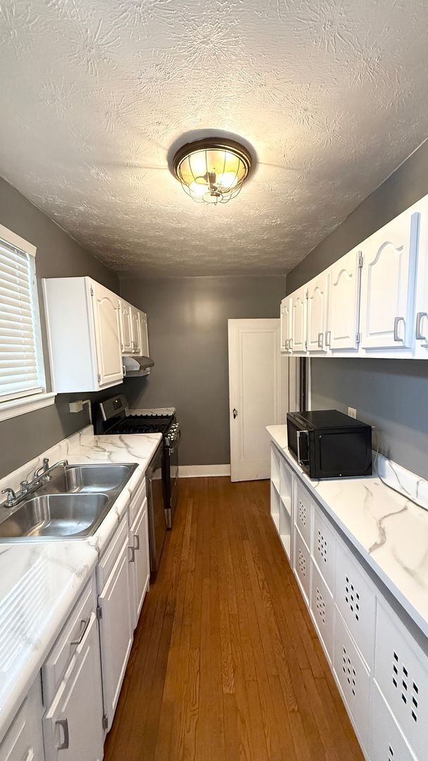 Building Photo - Beautiful 3/4 bedroom + office in Shadyside- Off-Street Parking and Tons of Storage!!