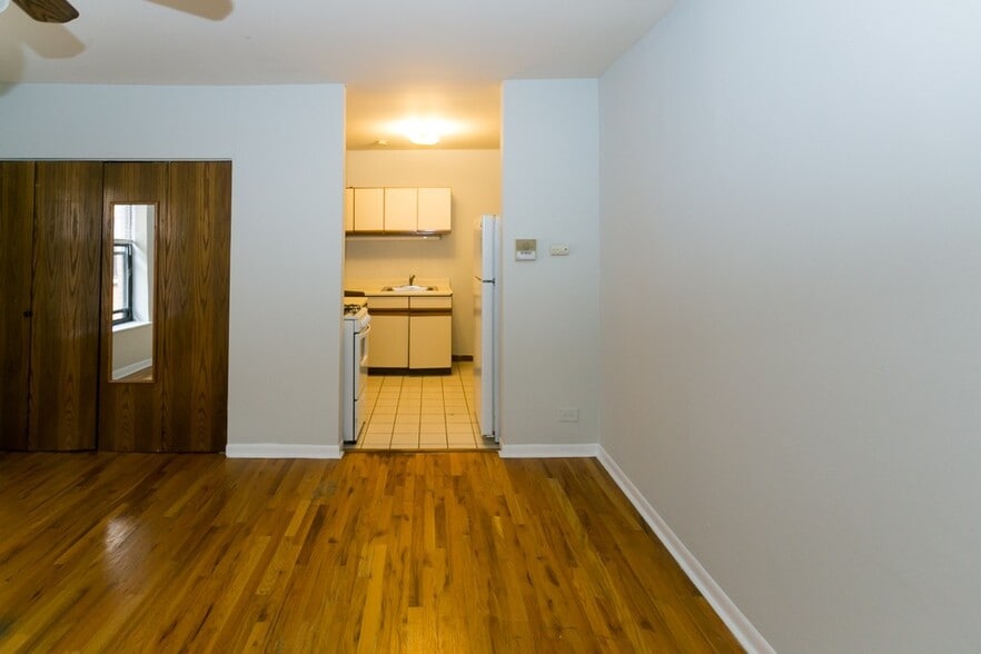 Building Photo - 826 W Cornelia Ave