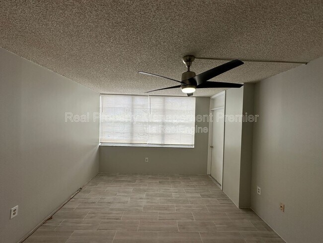 Building Photo - 1100 St Charles Pl