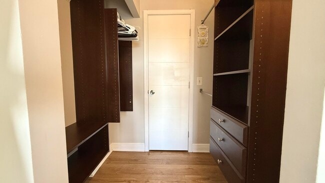 Building Photo - 401 Golden Isles Dr