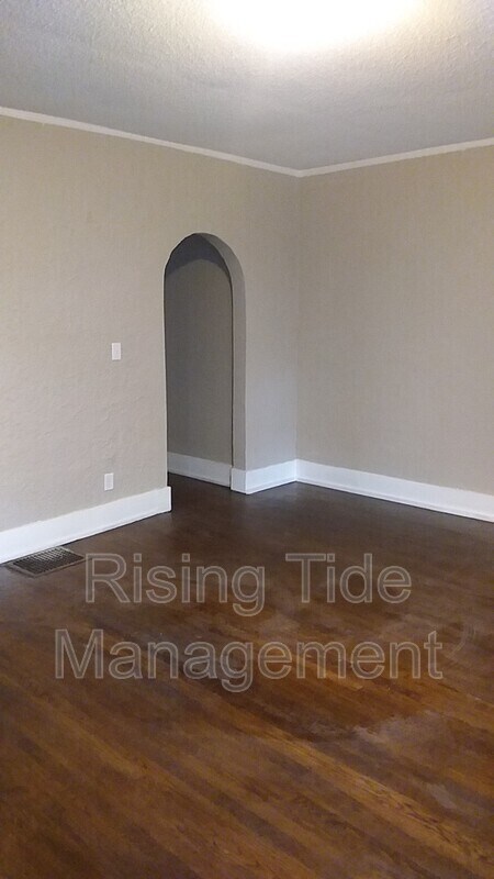 Building Photo - 200 9th Ct W