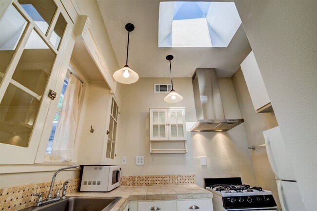 Building Photo - 1001 Bomar St