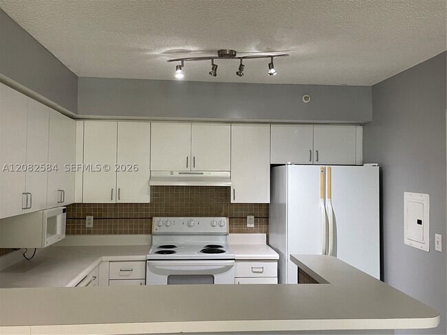 Building Photo - 4820 N State Rd 7