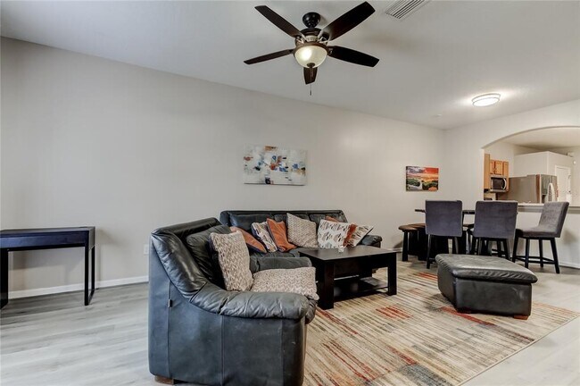 Building Photo - 1138 Hillhurst Dr