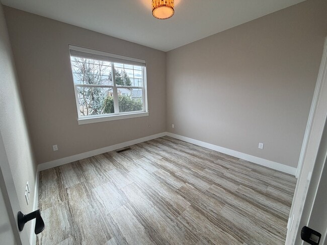 Building Photo - 3 Bedroom 2 Bath Single Family House