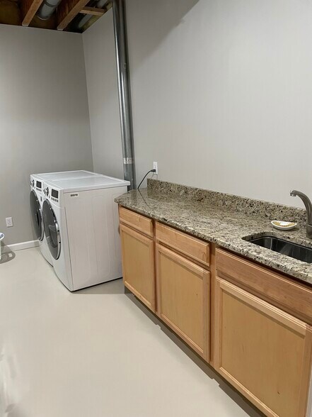 Laundry room - 868 Ledgewood Dr