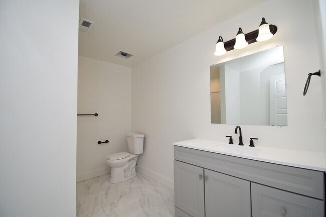 Building Photo - 5 Bed 3.5 Bath House next to TopGolf!!!