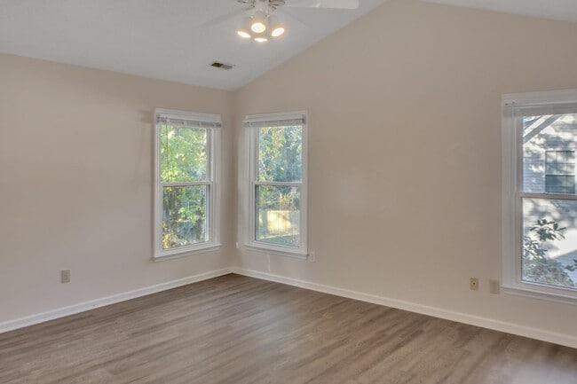 Building Photo - 207 Essex Dr