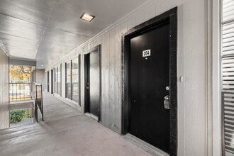 Building Photo - 320 E 4th St