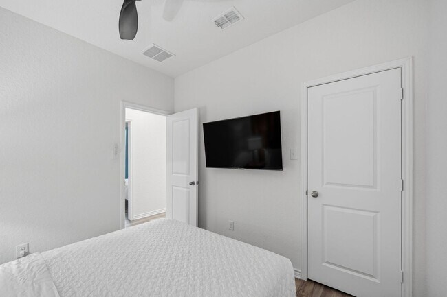 Building Photo - 4015 Casita Mia St