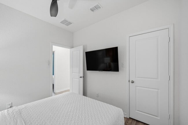 Building Photo - *COMING SOON* Kitchen Lovers Dream – Tons of Cabinet Space & Included Appliances!