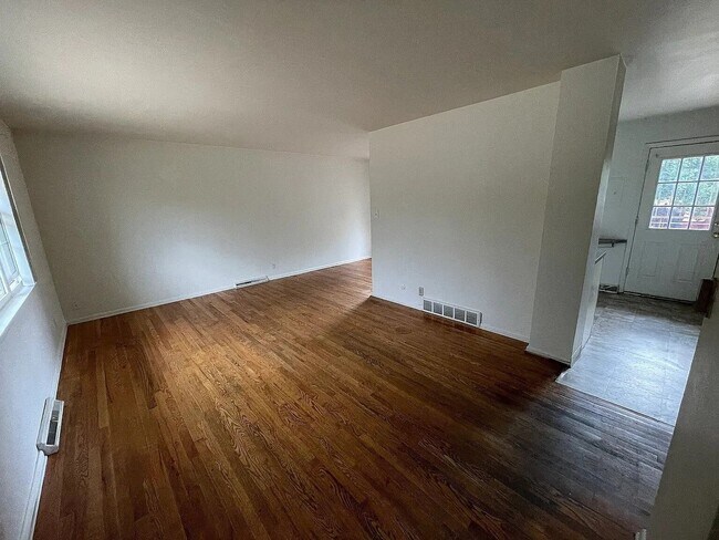 Building Photo - Charming 4-Bed 2 Bath Bi Level Home in Martin Acres