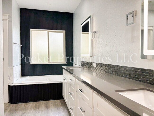 Building Photo - 874 E Forest Ridge Ct