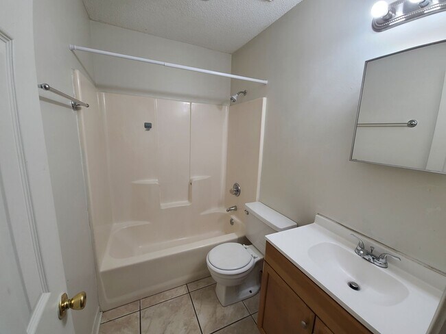 Building Photo - 2 Bedroom 1 Bath in Milton Available for Rent!