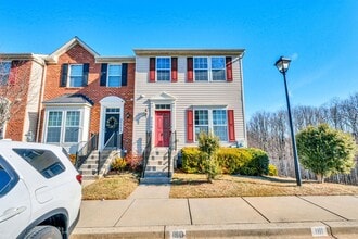 Building Photo - Charming 3 BR + Den Townhouse available now