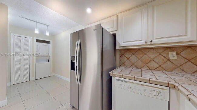 Building Photo - 13953 Kendale Lakes Cir