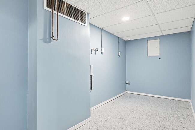 Building Photo - Fully remodeled 4 bed charmer