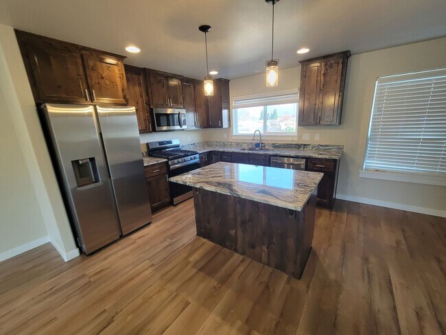 Building Photo - 3 Bedroom, 2.5 Bath Unit in Single Family Residence, White City