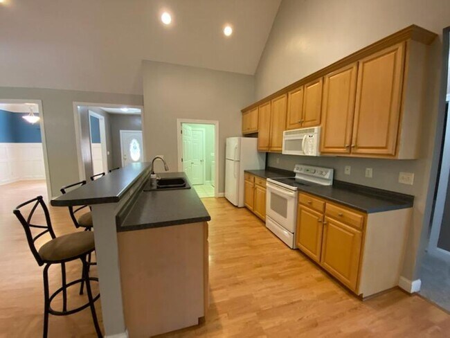 Building Photo - 3 Bedroom, 2 bath home in North Shore Comm...