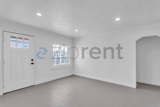 Building Photo - Unit