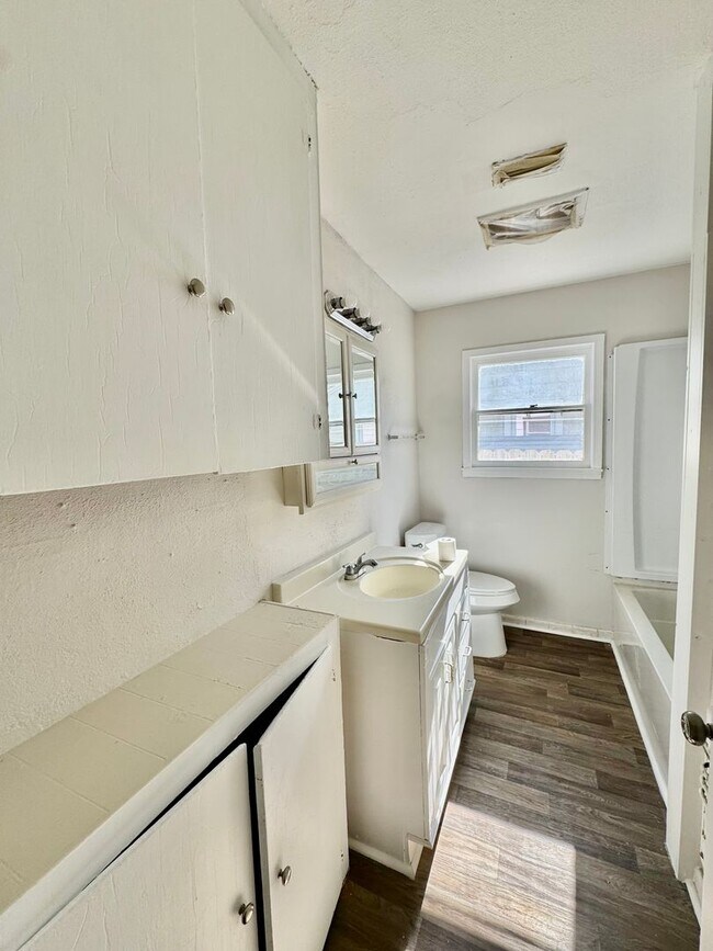 Building Photo - Move-In Special! February Rent Only $199 – Move In ASAP!