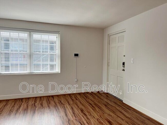 Building Photo - 732 Scotland St