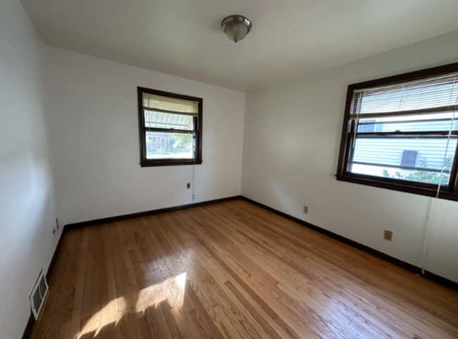 Building Photo - 3332 S Springfield Ave