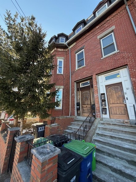 Building Photo - 8 Cross St E