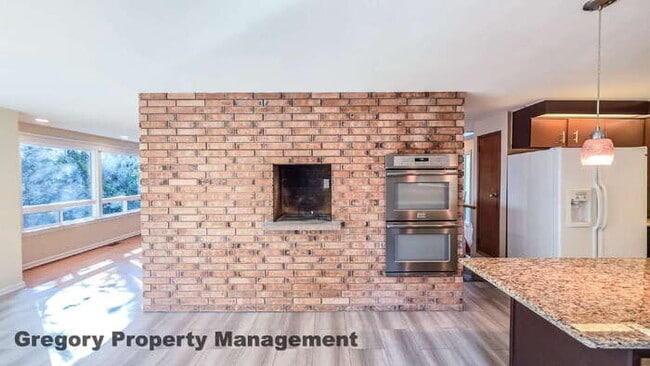 Building Photo - Spacious 5-Bedroom Kirkland Home – Daylight Basement, RV Parking, Quiet Private Drive & Top Schools!