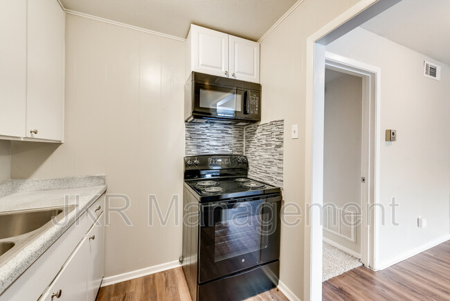 Building Photo - 7102 Glenview Dr