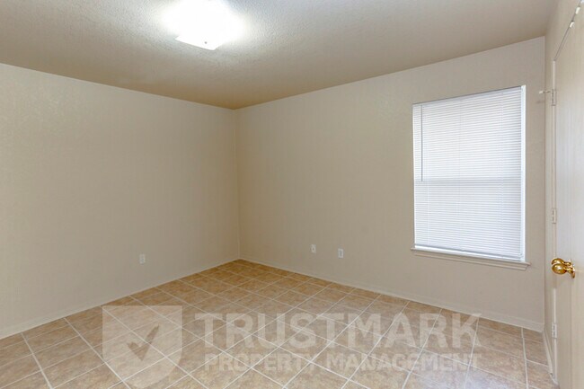 Building Photo - 932 Maplewood Dr
