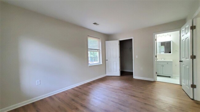 Building Photo - Beautifully Renovated 2 Bedroom, 2 Full Ba...