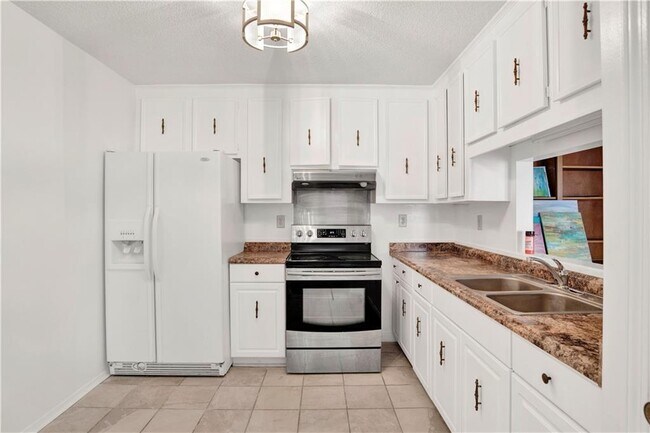 Building Photo - 6071 Highland Cir N